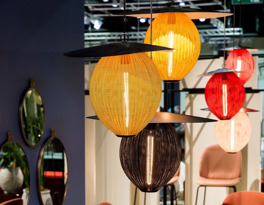 Satellite-pendant-lamp_Beetle-chair_Gubi-table-2