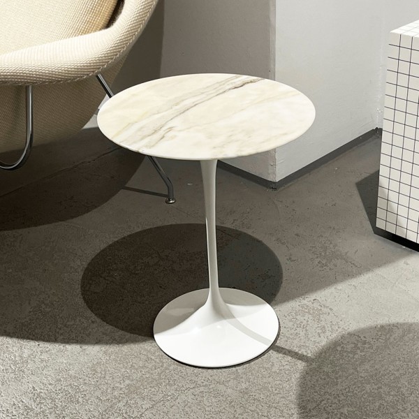 Knoll Saarinen Beistelltisch ø 41 cm mit Calacatta Mormor